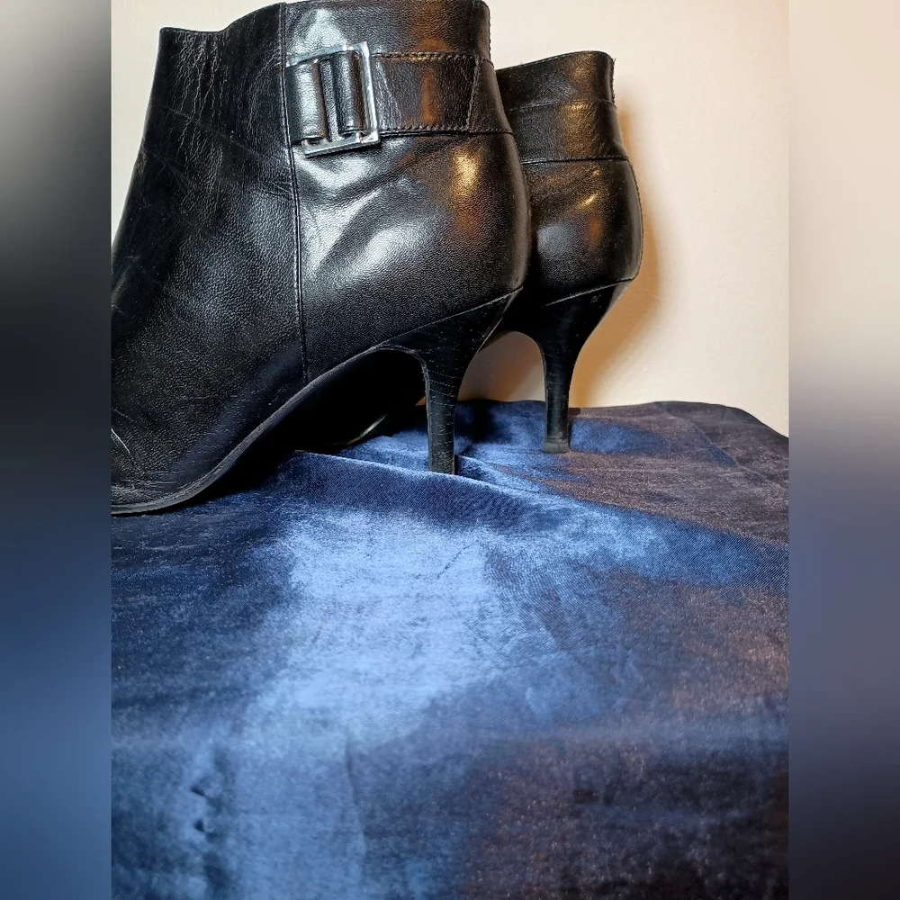 ann marino Women's Sigh Low Leather Bootie Size 7.5 M